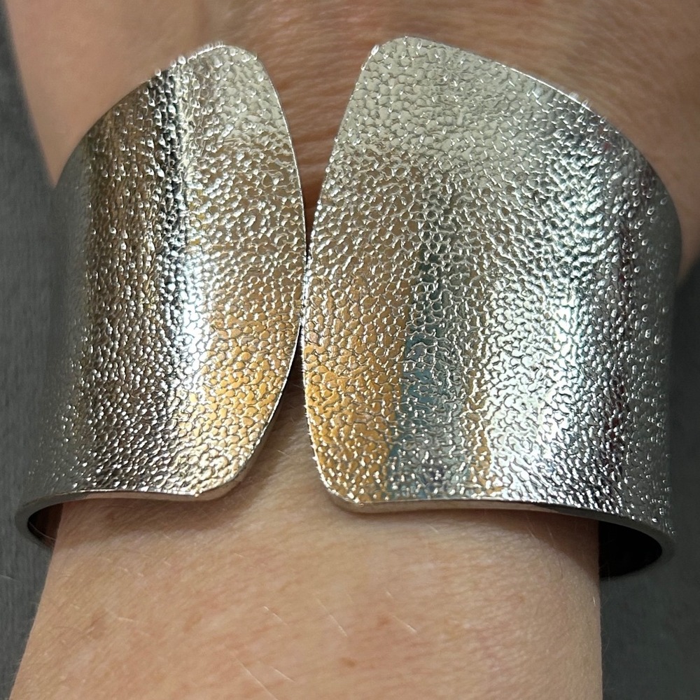 Vintage Textured Silver Tone Hinged Cuff Bracelet – Wide Modernist Style